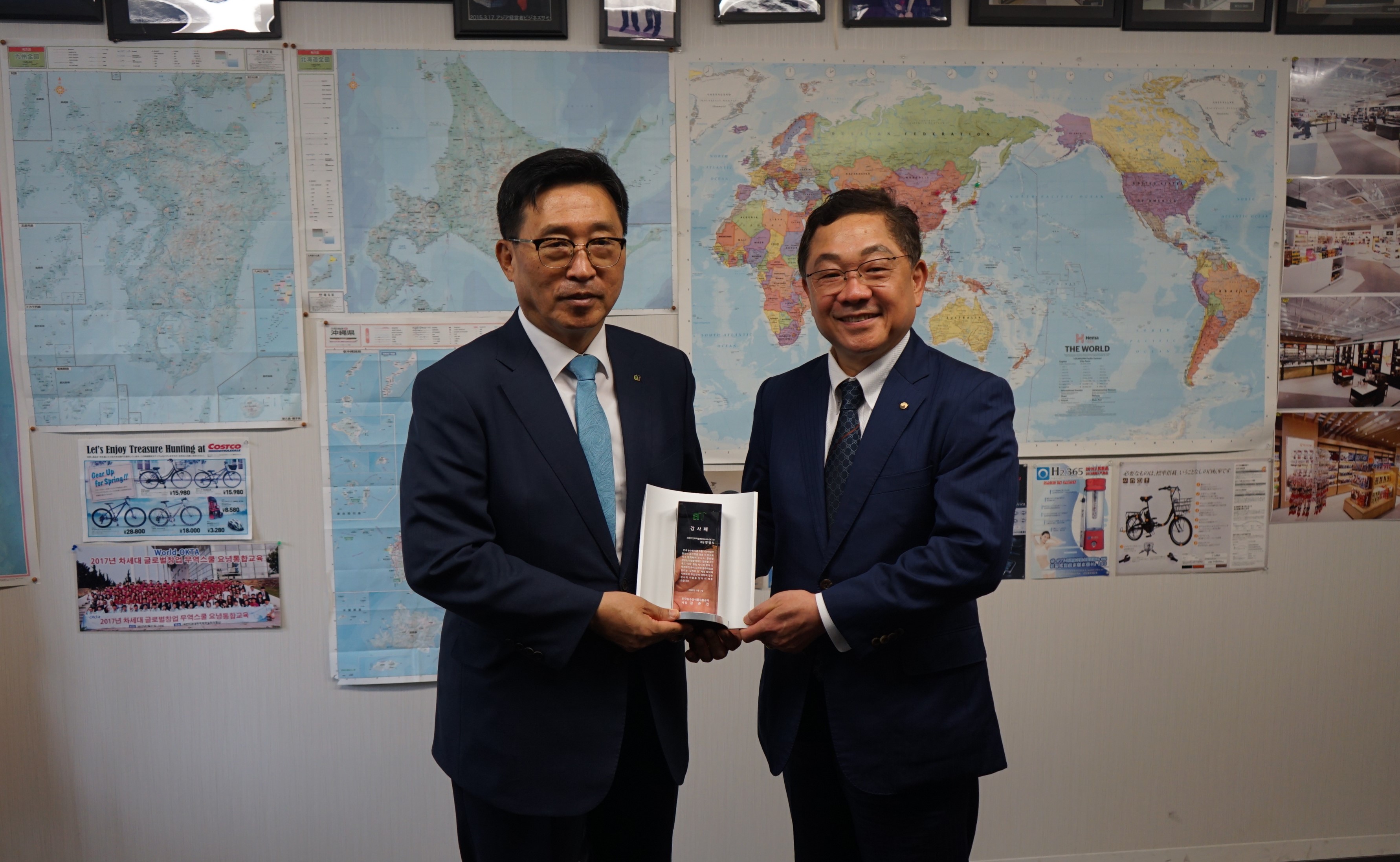 사진1. 장영식 회장이 감사패를 받고 있다.JPG 이미지입니다.