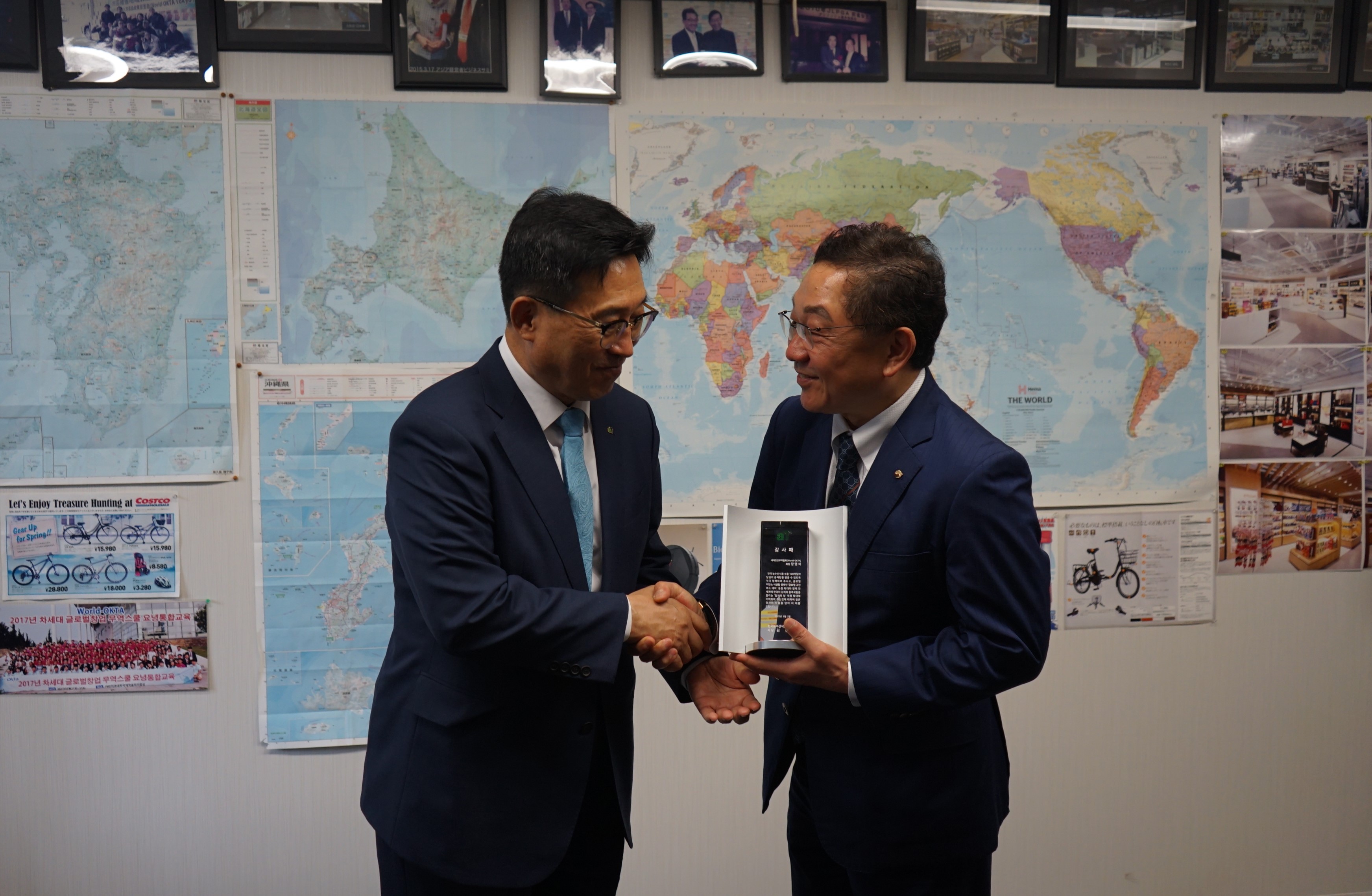 사진2. 악수하고 있는 장영식 회장과 김춘진 사장.JPG 이미지입니다.