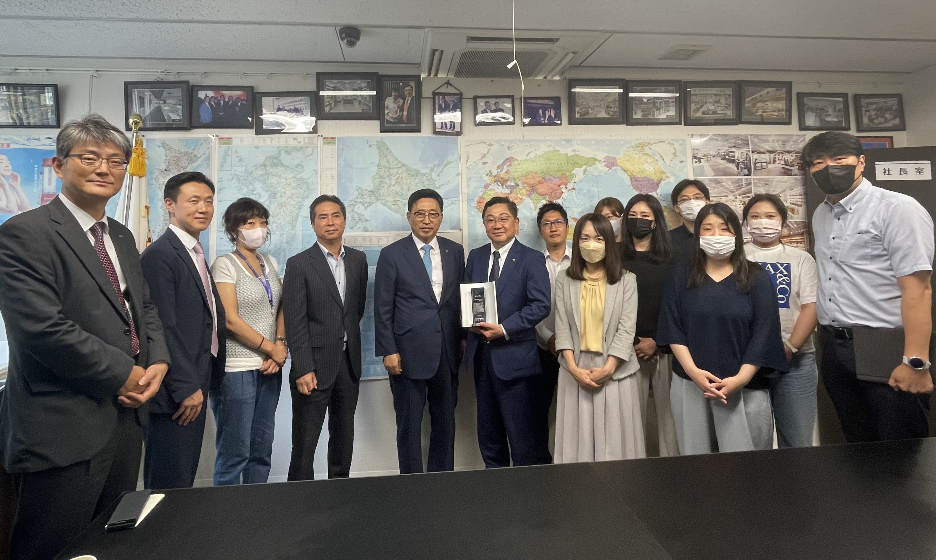 사진3. 장영식 회장과 김춘진 사장이 기념촬영을 하고 있다.JPG 이미지입니다.