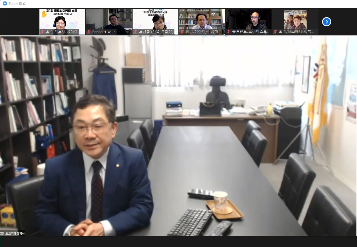 사진3 장영식 회장이 제1회 글로벌마케터 스쿨 교육생을 격려하고 있다.jpg 이미지입니다.