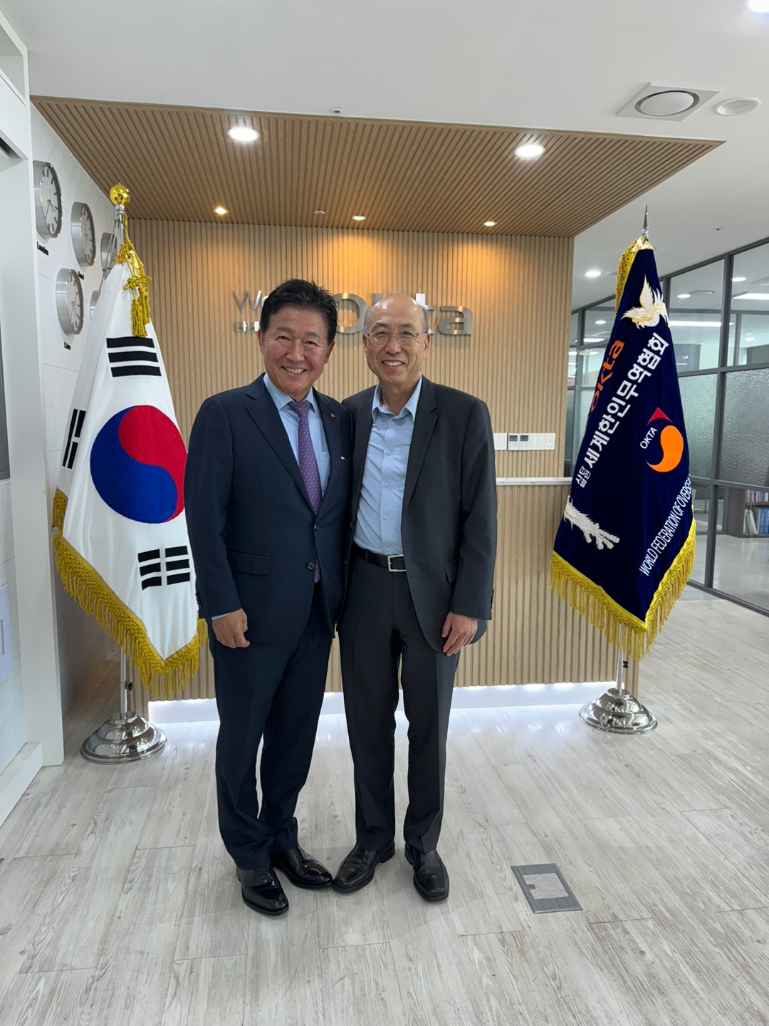 [회장동정] 박종범 회장 본부사무국 방문, 신임 이강원 감사와 간담.jpg 이미지입니다.