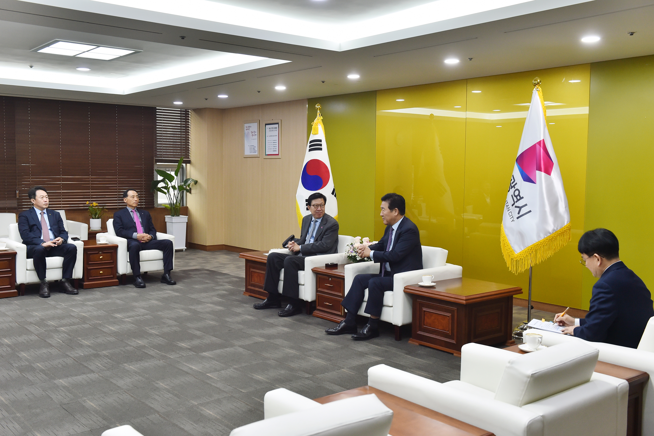 20240117 세계한인무역협회 회장 접견(의전실) 04.jpg 이미지입니다.