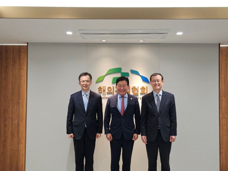 회장동정 한만희회장 김석기 국장 면담 (1).jpg 이미지입니다.