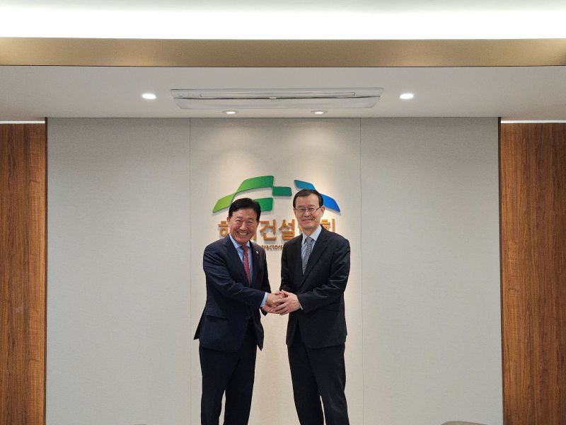 회장동정 한만희회장 김석기 국장 면담 (3).jpg 이미지입니다.