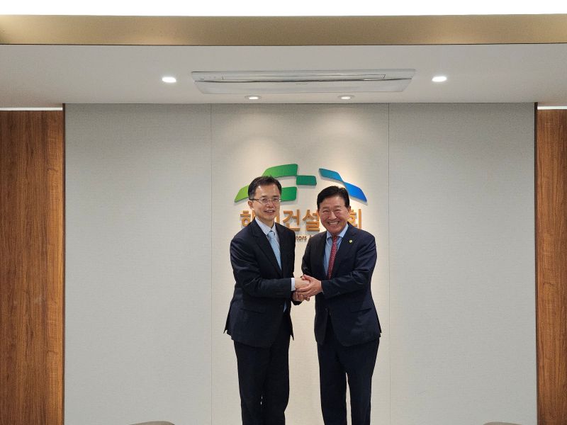 회장동정 한만희회장 김석기 국장 면담 (4).jpg 이미지입니다.